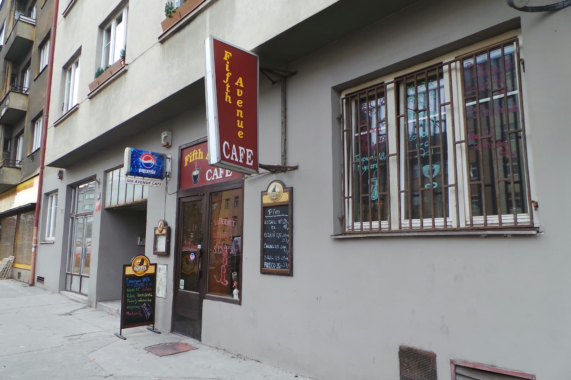 Vchod do Kavárny 5. Avenue na 5. května v Nuslích se světelnou cedulí Fifth Avenue Café