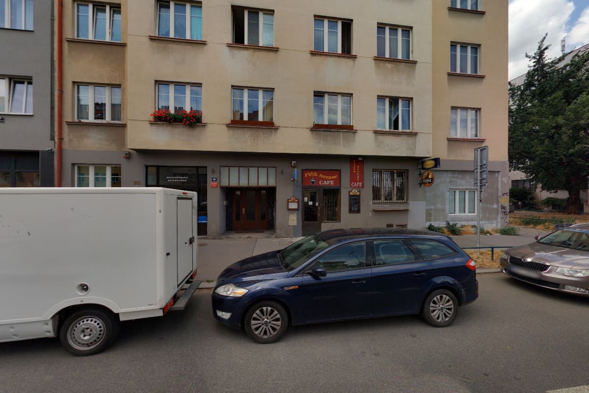 Dům na 5. května v Nuslích, kde sídlí Kavárna 5. Avenue